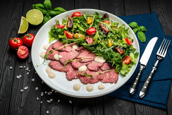 İtalyan mutfağı, Vitello Tonnato. Salata ve kremalı soslu buzlu dana eti. Restoranda yemek servisi. Sağlıklı gıda konsepti. Menü için fotoğraf