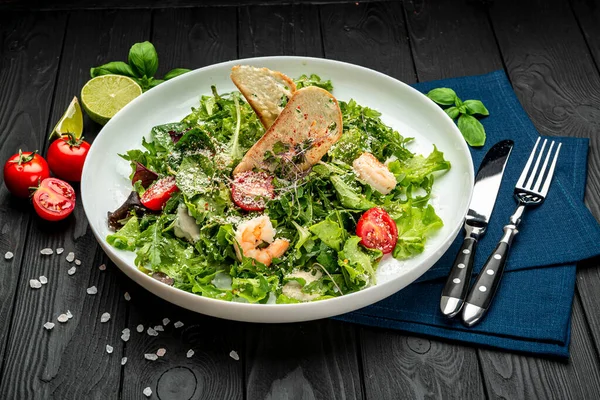 Karidesli taze sezar salatası. Restoranda yemek servisi. Sağlıklı gıda konsepti. Menü için fotoğraf