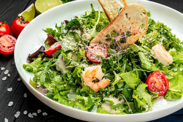 Karidesli taze sezar salatası. Restoranda yemek servisi. Sağlıklı gıda konsepti. Menü için fotoğraf