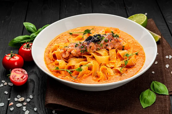 Pasta Dengan Tartare Salmon Dan Saus Tomat Makanan Italia Melayani — Stok Foto