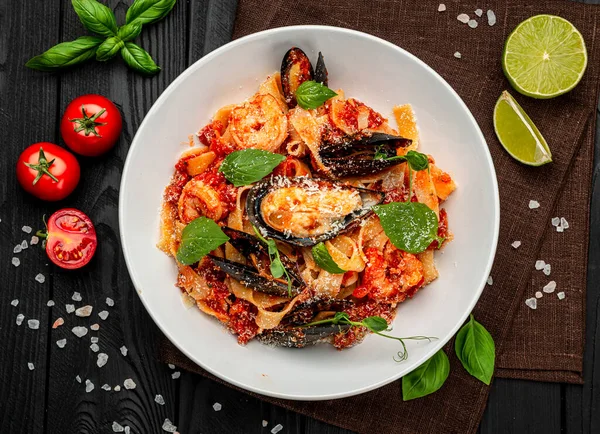 Italienische Meeresfrüchte Spaghetti Pasta Pescatore Mit Muscheln Venusmuscheln Garnelen Servieren — Stockfoto