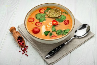 Tom Yam kung baharatlı karidesli Tayland çorbası. Sağlıklı yiyecekler. Menü için fotoğraf.