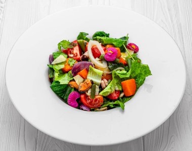Deniz ürünleri ve taze sebzeli salata. Sağlıklı salata tabağı. Taze sebzeli salata, midye, karides ve mürekkep balığı.