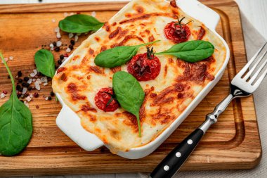 Ahşap arka planda lezzetli sebze lazanyalı fırın yemeği. Sağlıklı yiyecekler. Menü için fotoğraf.