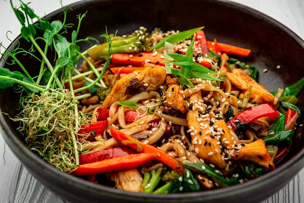 Plato Asiático Fideos Con Pollo Verduras Sirviendo Comida Restaurante Foto — Foto de Stock