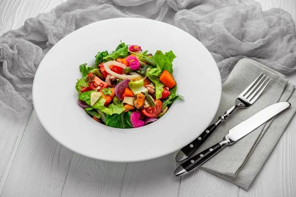 Salad Seafood Fresh Vegetables Healthy Salad Plate Salad Fresh Vegetables — Zdjęcie stockowe