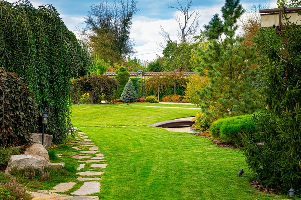 Bahçe Çok Renkli Çalılarla Kesişen Manzara Tasarımı Evin Arkasındaki Parlak — Stok fotoğraf