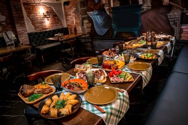 Restoran masası, bir sürü farklı yemek. Lezzetli sağlıklı taze yemek..