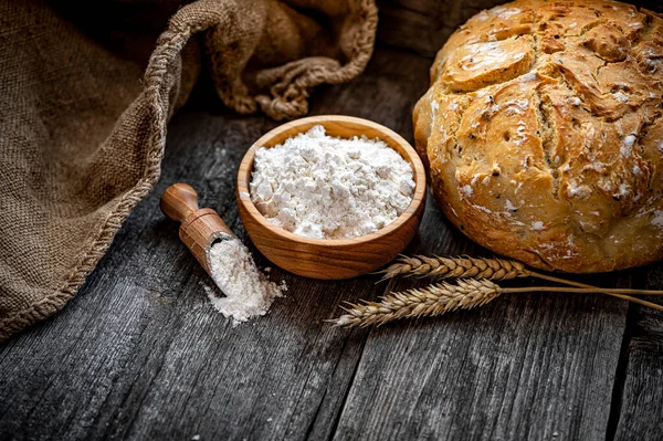 Vetemjöl Gammalt Träbord Med Hembakat Bröd — Stockfoto