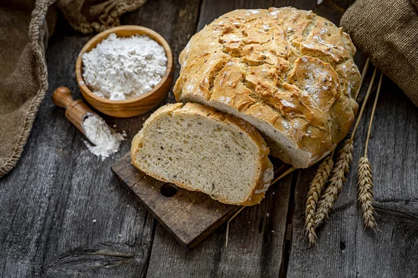 Färskt Hembakat Bröd Ett Träbord Hälsosam Mat Bakning Bröd Ett — Stockfoto