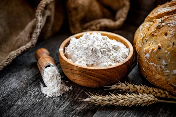 Farinha Trigo Uma Velha Mesa Madeira Com Pão Caseiro — Fotografia de Stock