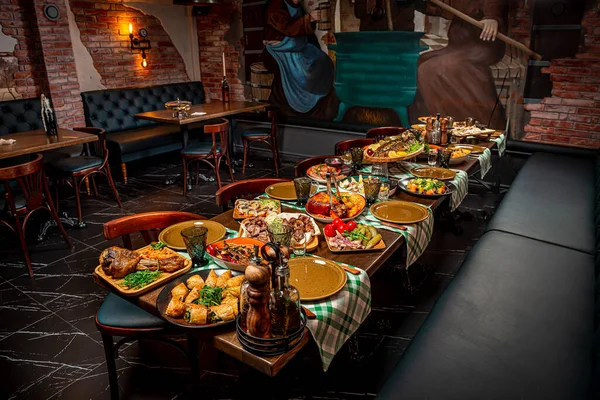 Restoran masası, bir sürü farklı yemek. Lezzetli sağlıklı taze yemek..