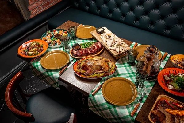 Mesa Restaurante Muitos Pratos Diferentes Deliciosos Alimentos Frescos Saudáveis — Fotografia de Stock
