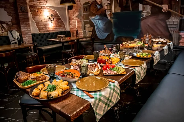 Éttermi Asztal Sok Különböző Étel Finom Egészséges Friss Élelmiszer — Stock Fotó
