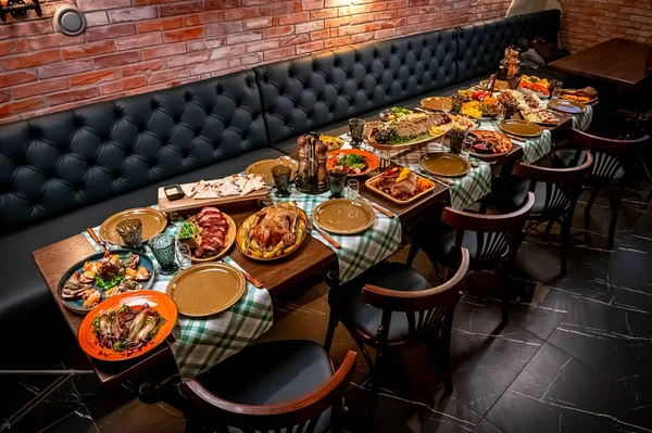 Restoran masası, bir sürü farklı yemek. Lezzetli sağlıklı taze yemek..