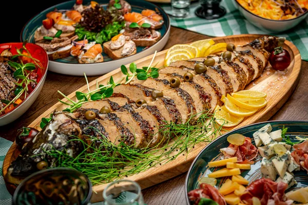 Gevulde Karper Vis Een Restaurant Serveren Van Een Gerecht Een — Stockfoto