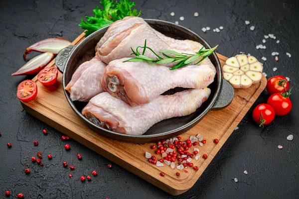 프라이팬에서 요리하는 재료가 들어 있는 신선 한 닭 북채, 다리. — 스톡 사진