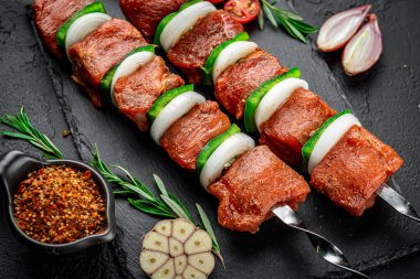 Sebzeli çiğ kebap. Siyah taştan bir arka planda