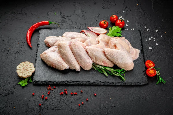 Rohe Chicken Wings Auf Einem Schwarzen Küchentisch Konzept Für Gesunde — Stockfoto