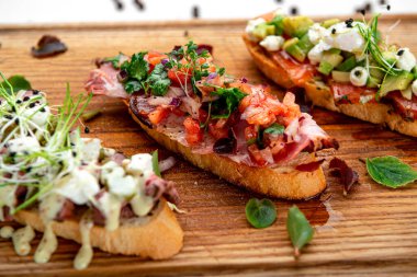Çeşitli topingler ile çeşitli bruschetta. Iştah açıcı bruschetta. Çeşitli küçük sandviçler. Mix bruschetta