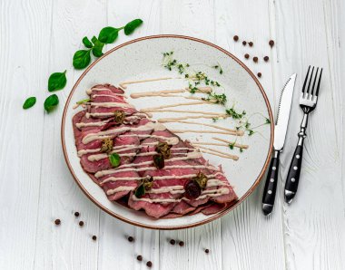 Arugula, limon ve parmesan peyniri ile mermer sığır carpaccio. Üst görünüm, kopyalama alanı ile düz yatıyordu