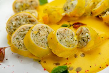 Pirinçli mürekkep balığı ve peynir soslu sebze. Restoranda yemek servisi. Menü için fotoğraf