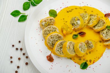 Pirinçli mürekkep balığı ve peynir soslu sebze. Restoranda yemek servisi. Menü için fotoğraf