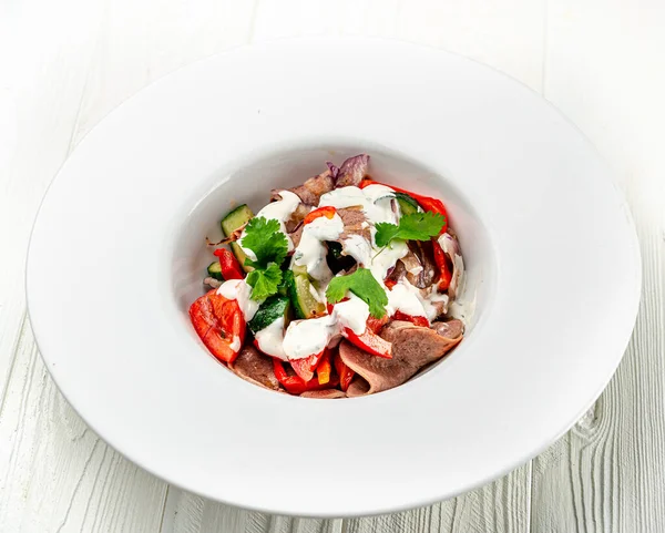 샐러드에 야채를 곁들여 식당에서 음식을 대접하는 메뉴판 — 스톡 사진