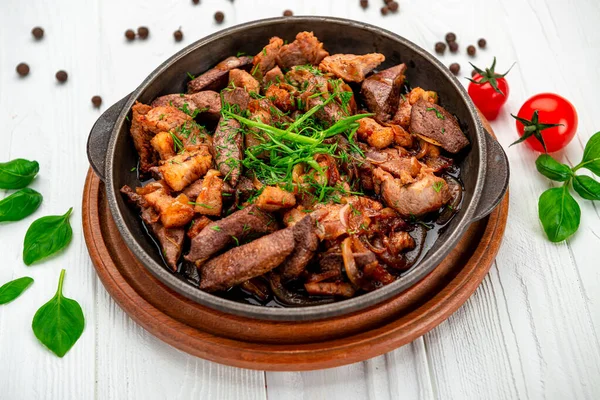 油锅里的肉和蔬菜 在餐馆里提供食物 — 图库照片