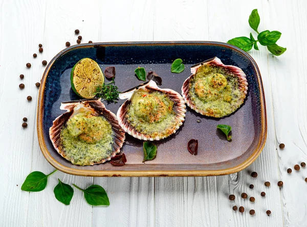 Vieiras Assadas Uma Concha Com Queijo Molho Pesto Servir Comida — Fotografia de Stock