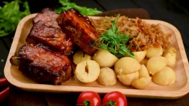 Restoranda ana yemek olarak ızgara domuz pirzolası. Lezzetli barbekü soslu domuz eti, lahana ve patates.