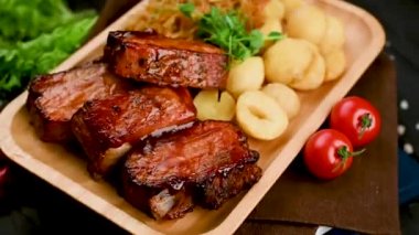 Restoranda ana yemek olarak ızgara domuz pirzolası. Lezzetli barbekü soslu domuz eti, lahana ve patates.