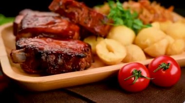 Restoranda ana yemek olarak ızgara domuz pirzolası. Lezzetli barbekü soslu domuz eti, lahana ve patates.
