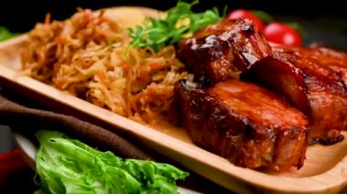 Restoranda ana yemek olarak ızgara domuz pirzolası. Lezzetli barbekü soslu domuz eti, lahana ve patates.