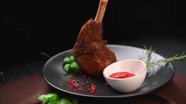 Acı soslu kızarmış kuzu incik. Sağlıklı yemek.