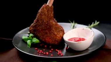 Acı soslu kızarmış kuzu incik. Sağlıklı yemek.