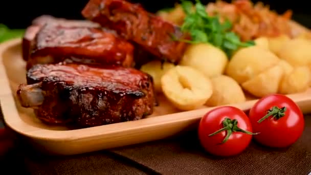 Schweinerippchen Vom Grill Als Hauptgericht Restaurant Schweineschmaus Mit Leckerer Grillsoße — Stockvideo