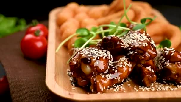 Sörtányér Fűszeres Csirkeszárnyakkal Tintahalgyűrűkkel Sült Hagymakarikákkal Sajtgolyókkal Kenyérrel — Stock videók