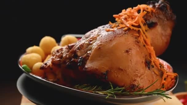 Gebackene Schweinshaxe mit Kartoffeln und Kohl — Stockvideo