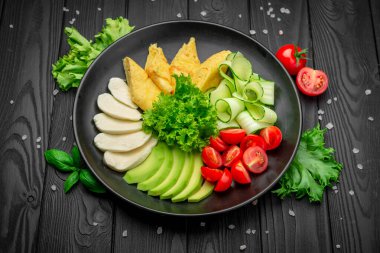 Avokado, mozzarella peyniri, salatalık ve domatesli kahvaltı omleti. Sağlıklı yemek