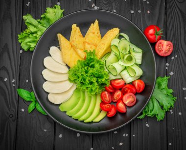 Avokado, mozzarella peyniri, salatalık ve domatesli kahvaltı omleti. Sağlıklı yemek