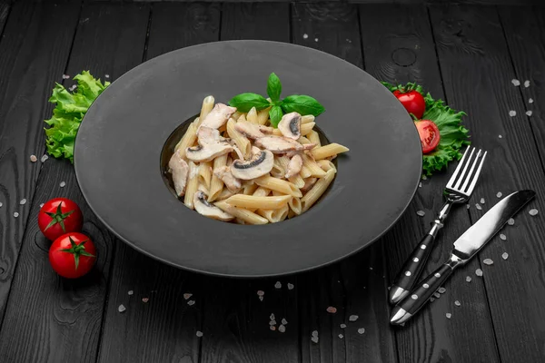 Massa Penne Com Cogumelos Frango Comida Saudável Servindo Comida Restaurante — Fotografia de Stock