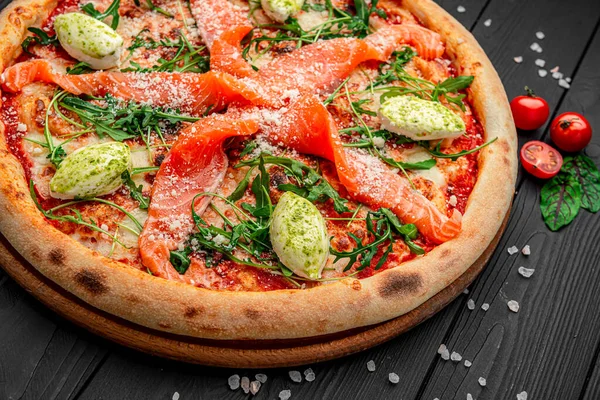 Pizza Com Salmão Creme Queijo Comida Saudável Servindo Comida Restaurante — Fotografia de Stock