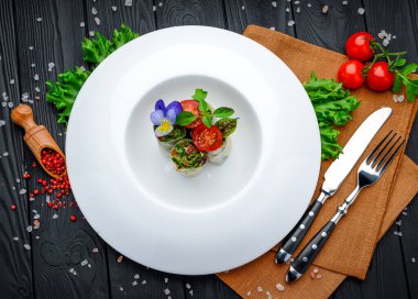 Somon ve sebzeli Tayland dürümü. Sağlıklı yemek.