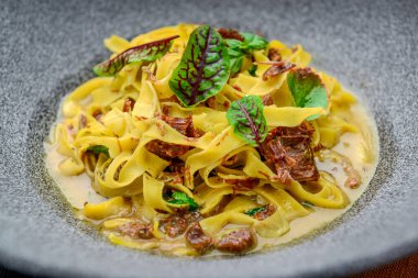 Haşlanmış dana etli ev yapımı erişte. Restoranda yemek servisi. Etli makarna.