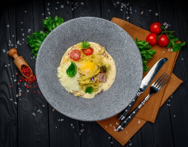 Tagliatelle spagettili makarna, yumurta sarısı, pastırma ve fesleğen. Sağlıklı yemek.