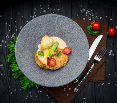 Kremalı soslu kızarmış domuz beyni. Restoranda yemek servisi.