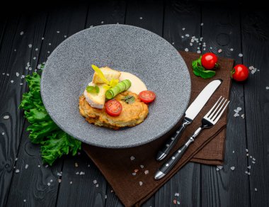 Kremalı soslu kızarmış domuz beyni. Restoranda yemek servisi.