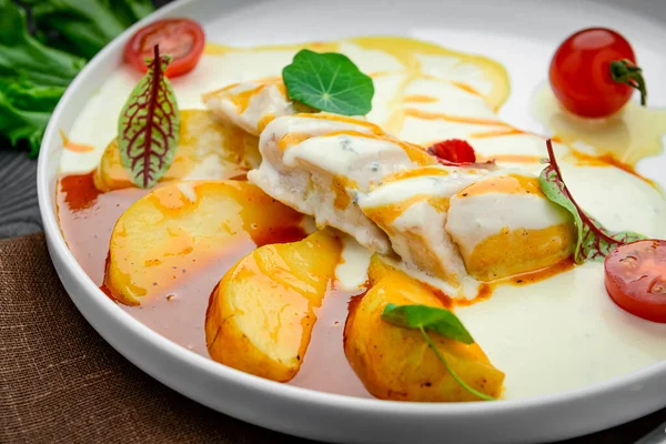 Chicken Fillet Creamy Sauce Caramelized Pear Healthy Food — Stock Photo, Image