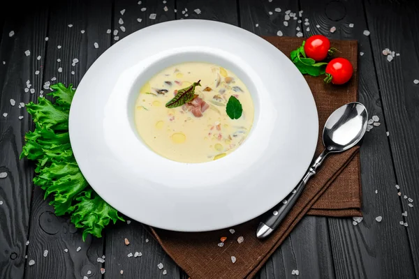 加熏肉和奶酪的土豆奶油汤 在餐馆里提供食物 健康食品 — 图库照片